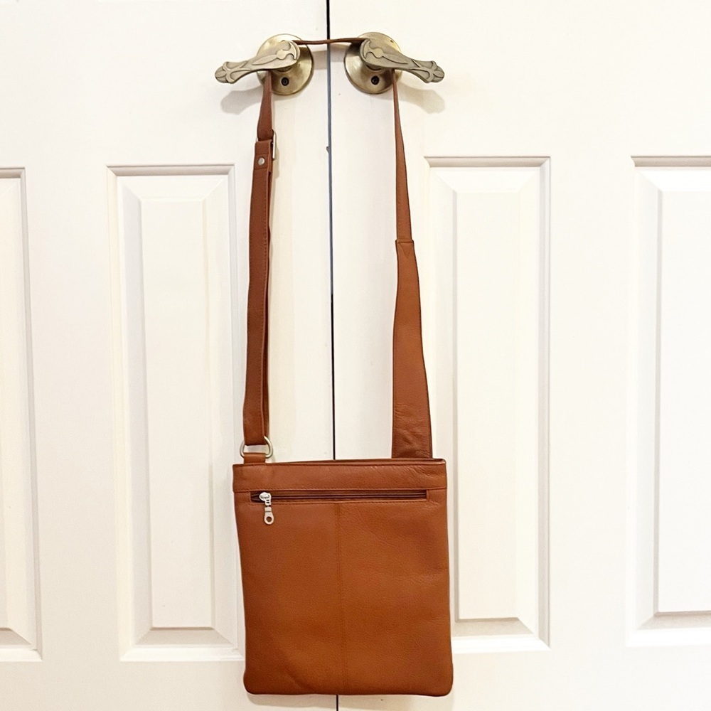 Paul & Taylor USA Caramel Brown Leather Crossbody Bag adjustable strap. Like new - Picture 5 of 12